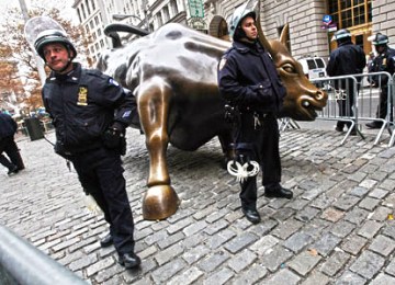 police-guard-bull-statue-occupy-wall-street-1