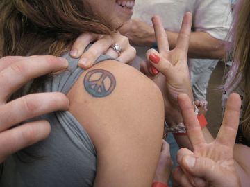 800px-Peace_Tattoo_San_Diego_County_Fair_2009