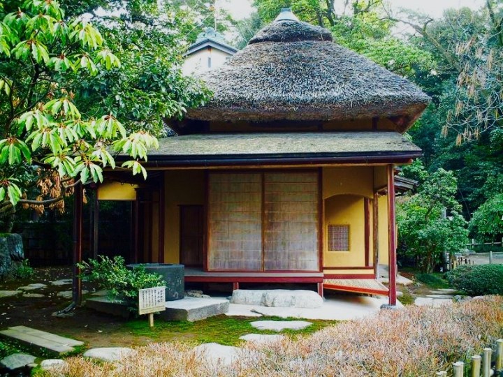 Japanese tea house: reflects the wabi sabi aesthetic, Kenroku-en Garden